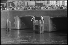 305017-41 Recreatiezwemmer springend in de Steigersgracht vanaf de Wezenbrug onder veel bekijks van het winkelend publiek.