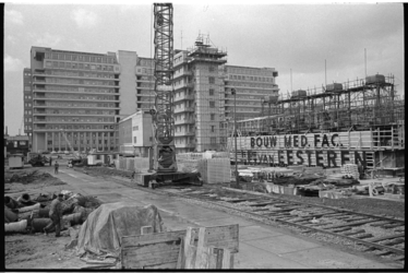 305085-16 De bouw van de liftschachten van de Medische Faculteit is begonnen. Op 07-02-1966 zijn de eerste drie van de ...