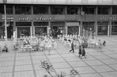 305146-40 Het terras en de voorgevel van het café-restaurant 't Fust op het Stadhuisplein.