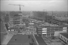 305265-8 Het aan de Benthemstraat in aanbouw zijnde scholencomplex Technikon en het Akragon, een toren met gymzalen en ...