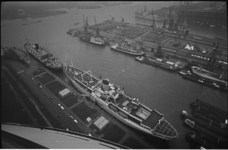 305295-7 Zicht vanaf de Euromast op de Nieuwe Maas, de Parkhaven met het schip van de Haven- en Vervoerschool Jan Backx ...