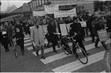 305327-14 Protestdemonstratie van provo's nabij de Lijnbaan tegen het politieoptreden op oudejaarsavond. De ruim ...