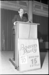 305446-25 Fractievoorzitter van de Boerenpartij H. Koekoek houdt een verkiezingsrede in de Rivierahal van Diergaarde ...