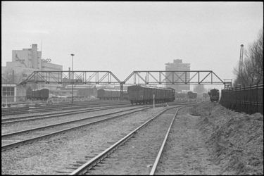 305556-25 De voetbrug over het spoorwegemplacement langs de Hudsonstraat tijdens de sloop.
