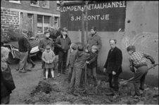 305660-24 Kinderen planten een boom in de Rubroekstraat naast de lompen- & metaalhandel S.H. Bontje op nr. 76.
