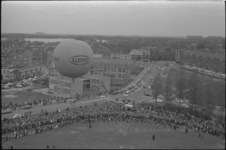 305788-32 Grote belangstelling voor de luchtballondemonstratie boven Kralingen op koninginnedag nabij de Taborstraat ...