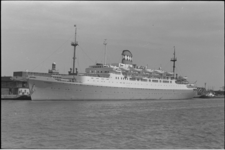 305835-8 Het cruiseschip ss 'Ryndam' aangemeerd in de haven van Londen.