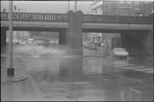 305889-42 Hevige regenval veroorzaakt wateroverlast en hindert het verkeer op de Aelbrechtskade onder de Mathenesserbrug.