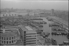 305899-2 Overzicht op de Leuvehaven met binnenscheepvaart. Op de voorgrond het gebouw van de Amsterdamsche Bank / ...