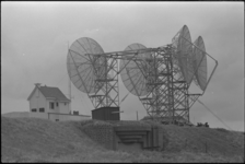 305934-30 Amerikaans radio-relaystation bovenop een Duitse bunker in de duinen van Hoek van Holland.