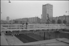 305943-26 Voetgangersbrug over de ingang van de Leuvesluis. Links het sluiswachtershuis naast Plein 1940 met het beeld ...