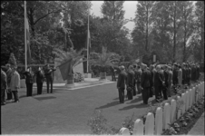 305976-8 Herdenking van gevallen militairen op de begraafplaats Crooswijk. Kransen liggen bij het monument 'De Vallende ...