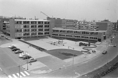 305989-26 St. Martinusschool en de Dr. Abraham Kuyperschool aan het Van Alkemadeplein (ingang Van Alkemadestraat 7). ...