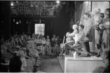306073-28 Kindermatinee met Dorus in zijn theater aan de Mauritsstraat 65.
