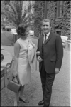 306107 Toneelspeler John Lanting en mevrouw J. v.d. Heiden in de tuin van het stadhuis op de dag van hun huwelijk.