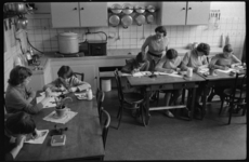 3070-3 Overzicht leslokaal B.L.O.school met leerlingen en keukenuitrusting.