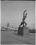 3081-3 'Plein 1940' met het monument 'De Verwoeste Stad' van beeldhouwer O. Zadkine; de Sint-Laurenskerk op de achtergrond.