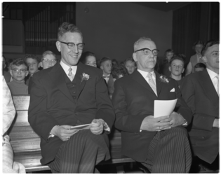 3087 M.J.C. Bogaards, hoofd van de dr. H. Colijnschool (Korfmakersstraat), (links), bij het afscheid van zijn ...