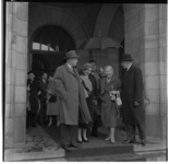 3103 Duitse ambassadeur dr. J. Löns (links) en het burgemeester-echtpaar Van Walsum op de trappen van het stadhuis aan ...