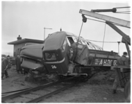 3144-2 Delen van de zandauto van firma Hoogstad worden weggetakeld na de botsing met het RTM voertuig op kruising ...