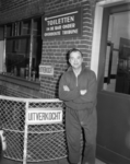 3146-2 Voetbaltrainer Denis Neville staat in het Sparta-station buiten bij een bord met de tekst 'Uitverkocht'.