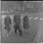 3153 Rosita en Elke, twee Duitse meisjes uit Osnabrück, lopen met een rechercheur van de Vreemdelingendienst, op straat.
