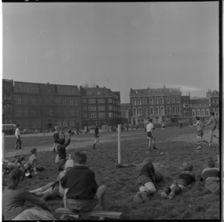 3166 Straatvoetbalwedstrijd op stuk grond aan de Schiedamsesingel, links schoolgebouw van de Rotterdamse ...
