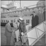 3171-2 Begroeting van de BBC-orkestleden op de loopplank van de veerboot in Hoek van Holland.