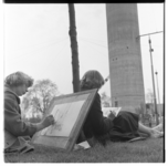 3176-1 Twee studenten van de Academie voor Beeldende Kunst maken tekeningen voor de naderende stadstentoonstelling ...