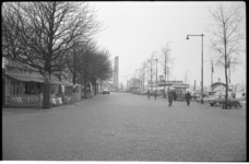 3219 Overzicht gedeelte Willemskade: de Spido-toegangspoort en -loket; links een poffertjeskraam en midden-achterin het ...