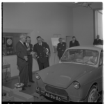 3242-1 Prins Bernhard en commissaris van de Koningin, mr. J. Klaasesz (naast hem, armen gekruist)-in een testruimte van ...