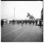 3250-1 Marinierskapel met fakkeldragers op de Boompjes, op weg naar de herdenkingsplaats bij de Willemsbrug.
