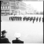 3250-2 Dodenherdenking: overzicht vanuit Stadhuis richting Stadhuisplein; op de Coolsingel staat de Marinierskapel en ...