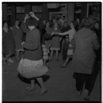 3251-2 Mensen dansen op straat tijdens bevrijdingsfeest in Pendrecht.