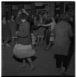 3251-2 Mensen dansen op straat tijdens bevrijdingsfeest in Pendrecht.