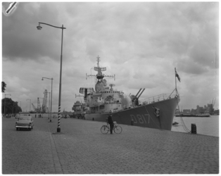 3258 Onderzeebootjager 'Drenthe' (D 817) afgemeerd aan de Parkkade.