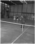326-2 Burgemeester Van Walsum hanteerde het tennisracket, nadat de Energiehal officieel in gebruik was gesteld ten ...