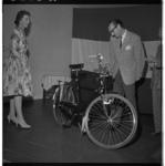 3262 Bij zijn afscheid krijgt ds. H.D. Bruggeman een fiets aangeboden.