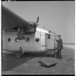 3286-1 De heer K. Terlaak staat naast rondvluchtvliegtuig (een zgn. schouderdekker) van N.V. 'Nastrea Rotterdam' op ...