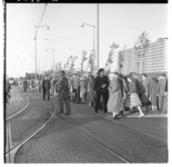 3295-2 Mensen in een lange rij wachten op extra trams die beschikbaar waren gesteld door de RET voor een rit naar het ...