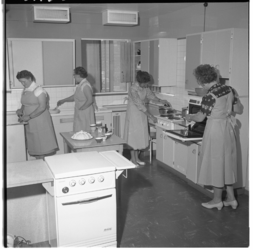 3313-1 Vier dames aan het werk in de zuivelkeuken in het Bouwcentrum.