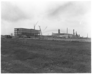 3327-1 Nieuwe gebouwen bij raffinaderij van Esso in de Botlek.