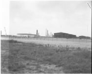 3327-2 Nieuwe gebouwen bij raffinaderij van Esso in de Botlek.
