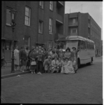 3328 Groepsfoto van de dames van Reisvereniging 'de Tuttenclub' uit Smeetsland met een accordeonist voor de autobus.