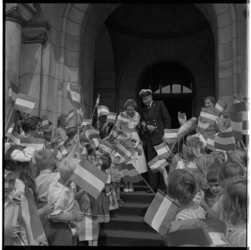 3334 Kinderen met vlaggetjes en het bruidspaar A. Grijp en R. Groen. De bruid is hoofdleidster van kleuterschool 'Het ...