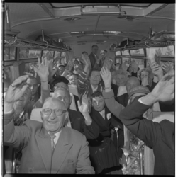 3342 Oudere bewoners uit Pendrecht gaan dagje uit en zwaaien in de autobus naar de fotograaf.