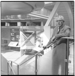3349-2 Bouwcentrum-directeur J. Van Ettinger staat op een trap in het Bouwcentrum.