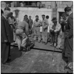 3354-2 Aan dek van ms. 'Nyon' kijken mensen toe hoe lassers van Boele twee scheepshelften aan elkaar gaan lassen.