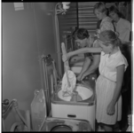 3371-8 Meisjes leren wassen met een Hoover wasmachine op Jeugdland in de Energiehal.