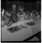 3371-9 Jongens en meisjes luisteren naar het geluid van grammofoonplaten via telefoonhoorns op Jeugdland in de Energiehal.